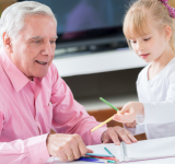 Peut-on légalement embaucher ses parents pour garder ses enfants ?